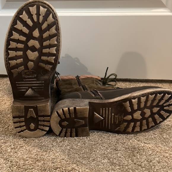 Boots - Picture 4 of 5